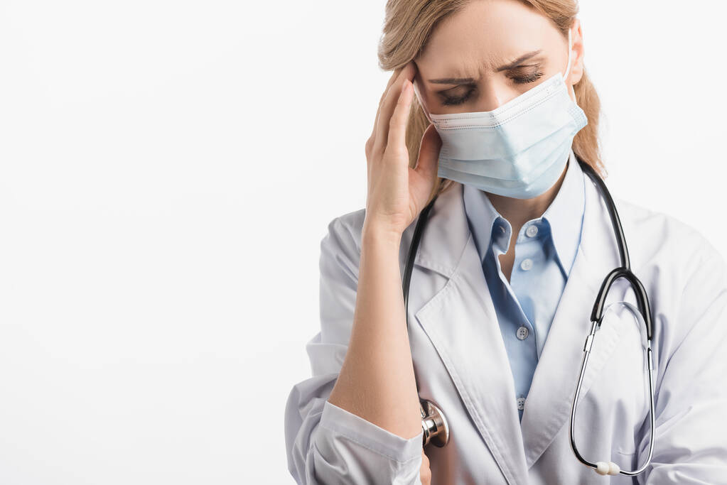 enfermeira cansada em máscara médica com dor de cabeça isolada em branco - Foto, Imagem