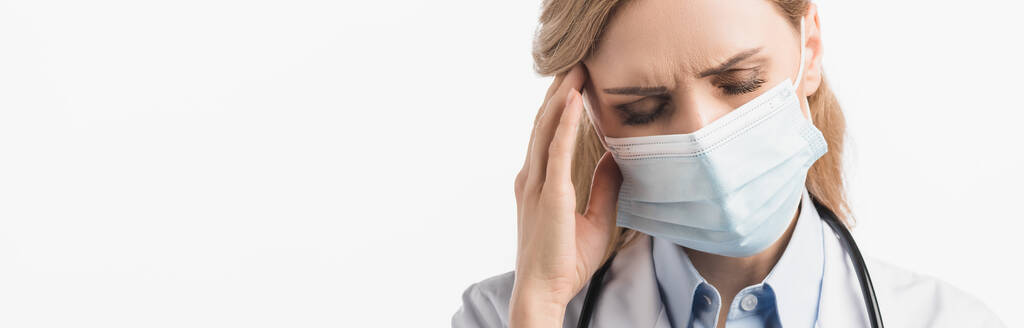 enfermeira cansada em máscara médica com dor de cabeça isolada em branco, banner - Foto, Imagem