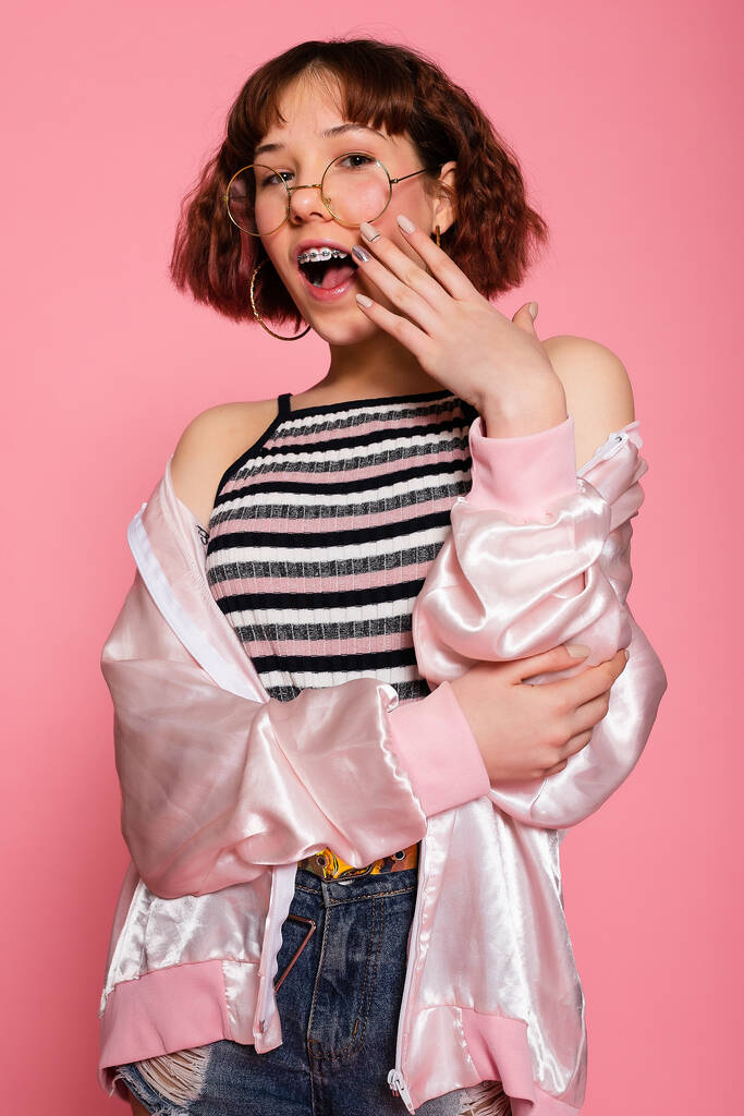 Bild von jungen glücklichen schönen Frau posiert isoliert über rosa Wand Hintergrund. Frau ist überrascht - Foto, Bild