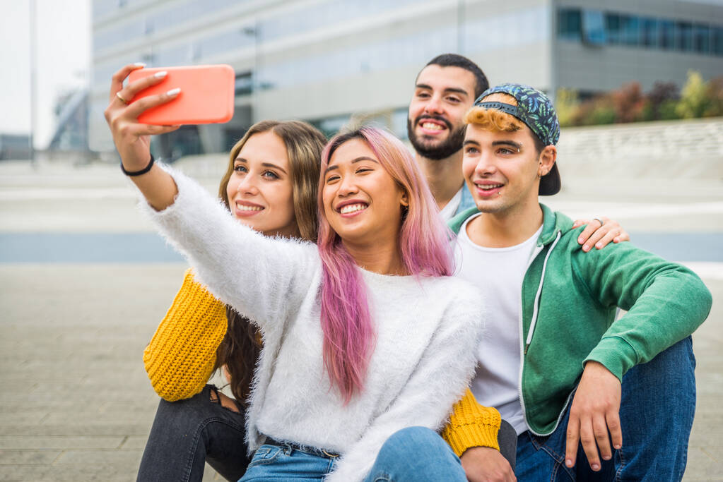 Jóvenes felices conociéndose al aire libre - Grupo de adolescentes alegres divirtiéndose, conceptos sobre adolescencia, estilo de vida y generación z - Foto, imagen