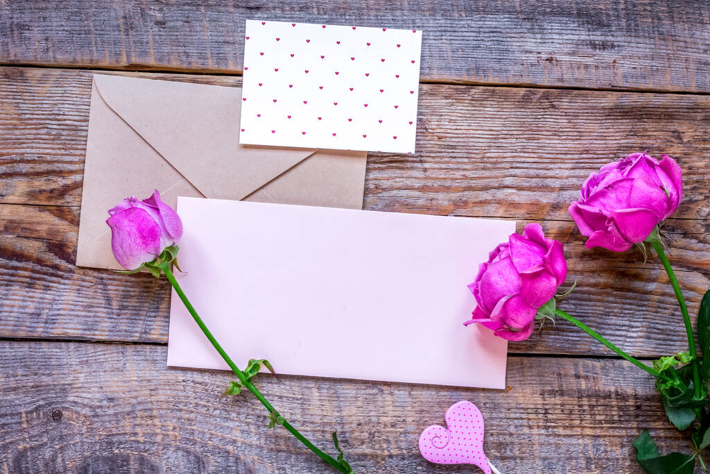 рожевий півонія і вітальна листівка для подарунка на дерев'яному фоні зверху макет
 - Фото, зображення