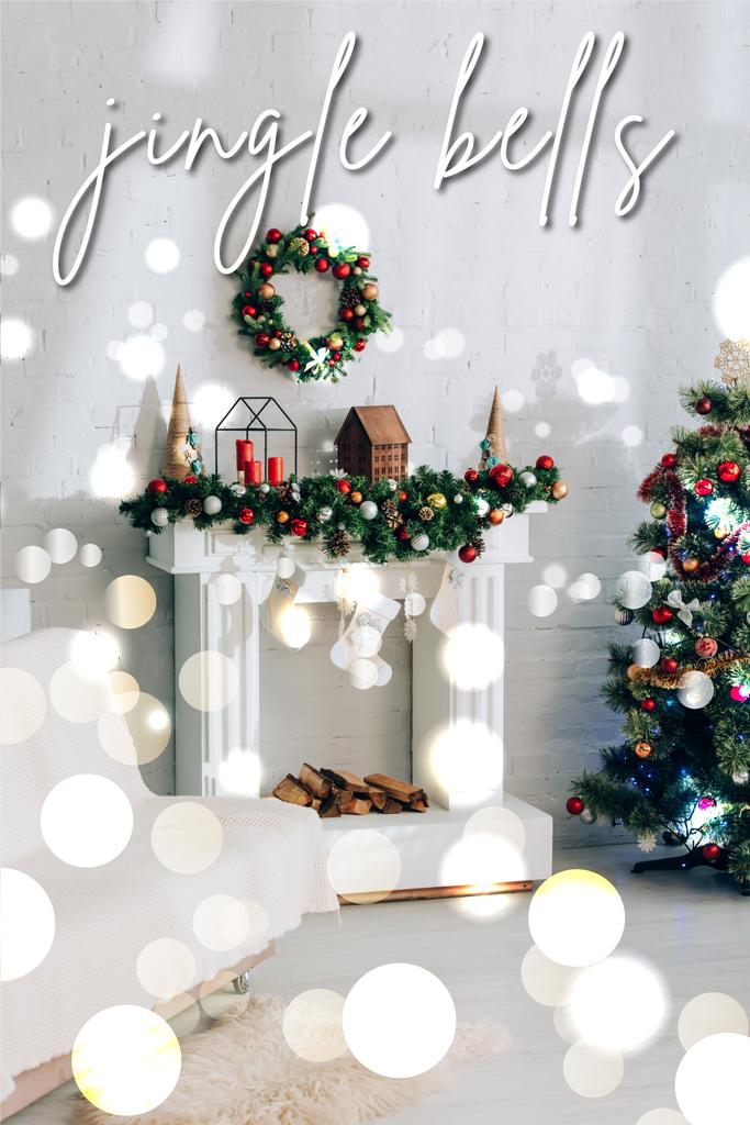 装飾されたアパートでクリスマスのストッキングとジングルベルレタリングと暖炉  - 写真・画像