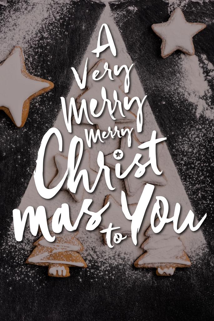 Vue du dessus des biscuits de pain d'épice de Noël recouverts de sucre en poudre près d'un Noël très joyeux pour vous lettrage  - Photo, image