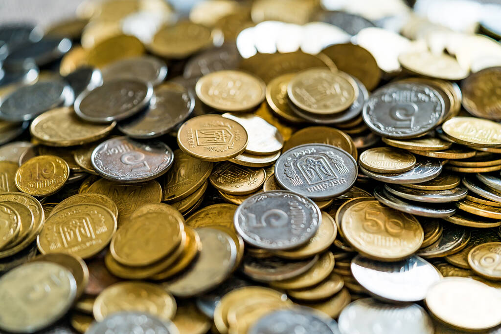 Monedas coleccionables esparcidas en una superficie. Monedas de oro y plata. Vista desde arriba. - Foto, Imagen