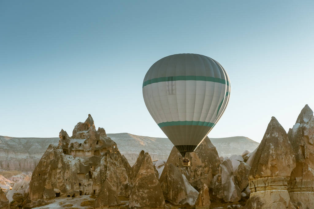 Mongolfiere che sorvolano la Cappadocia, Turchia - Foto, immagini
