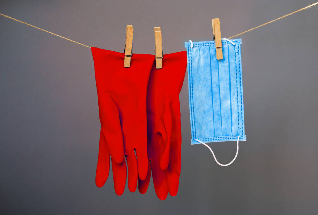  Latexhandschuhe hängen an Wäscheklammern. Sicherheitskonzept während der Coronavirus-Pandemie. - Foto, Bild