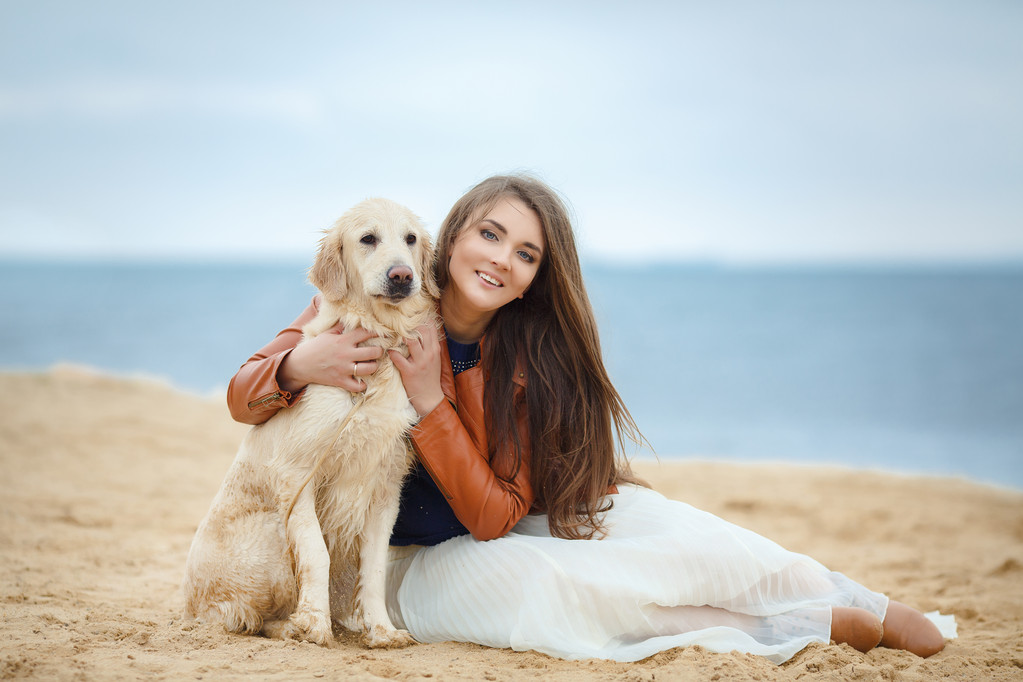 fille avec chien sur la plage - Photo, image