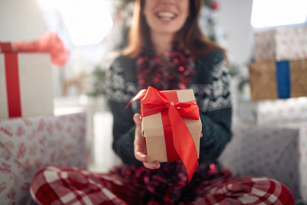 Mladá dívka sedící na podlaze obklopená vánočními dárky za krásného svátečního rána. Vánoce, vztah, láska, společně - Fotografie, Obrázek
