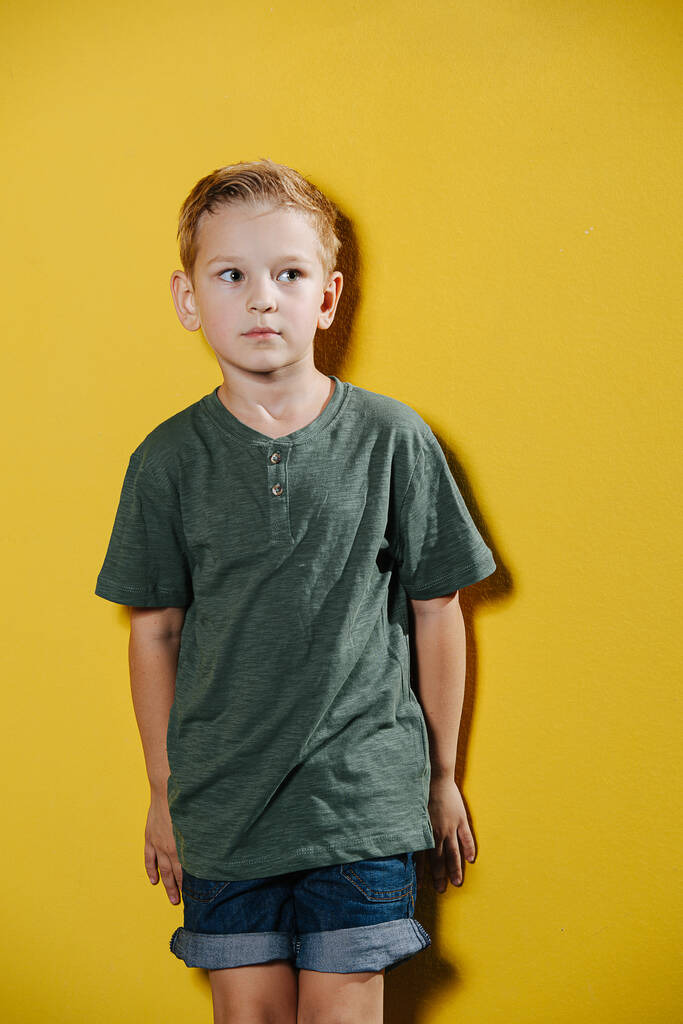 Retrato de un niño inquieto de diez años parado frente a la pared - Foto, Imagen