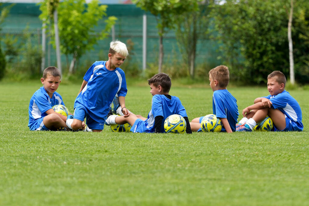 GHIMBAV, BRASOV, ROMANIA - 3 AGOSTO: Campo di allenamento di calcio per bambini, bambini al FOREX GHIMBAV, Romania 03 agosto 2016 - Foto, immagini
