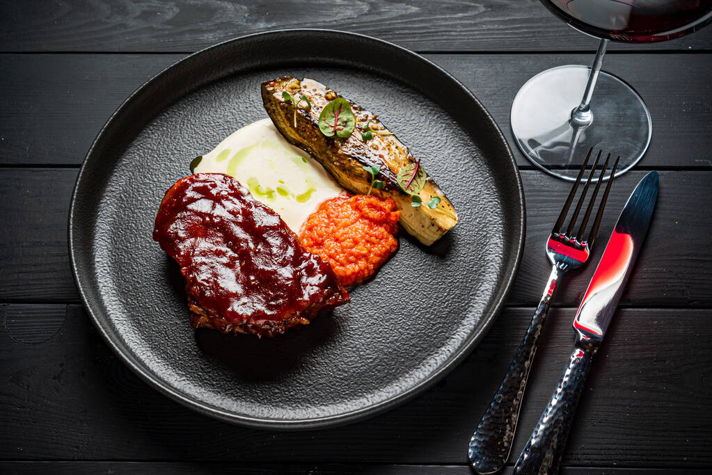 焼き野菜と赤ワインのステーキ - 写真・画像