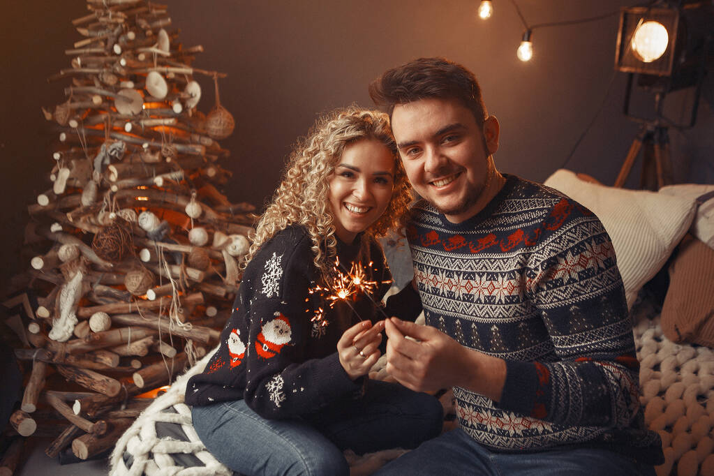 Elegantní pár sedí doma v blízkosti vánoční strom - Fotografie, Obrázek