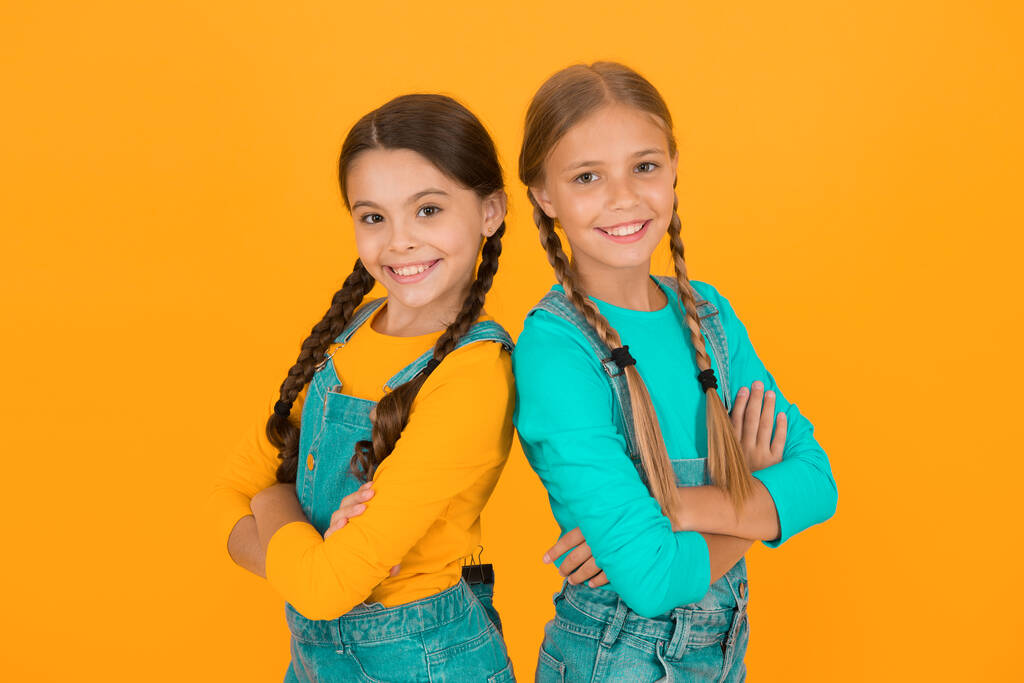 Ukrainische Kinder. Kinder der jungen Generation. Feiern Sie den Nationalfeiertag. Patriotismus-Konzept. Mädchen in blauer und gelber Kleidung. Patriotische Erziehung. Unabhängigkeitstag. Wir sind Ukrainer - Foto, Bild