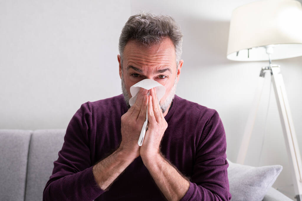 Γέροντας Senior Man άρρωστος στο σπίτι sneezing - Φωτογραφία, εικόνα
