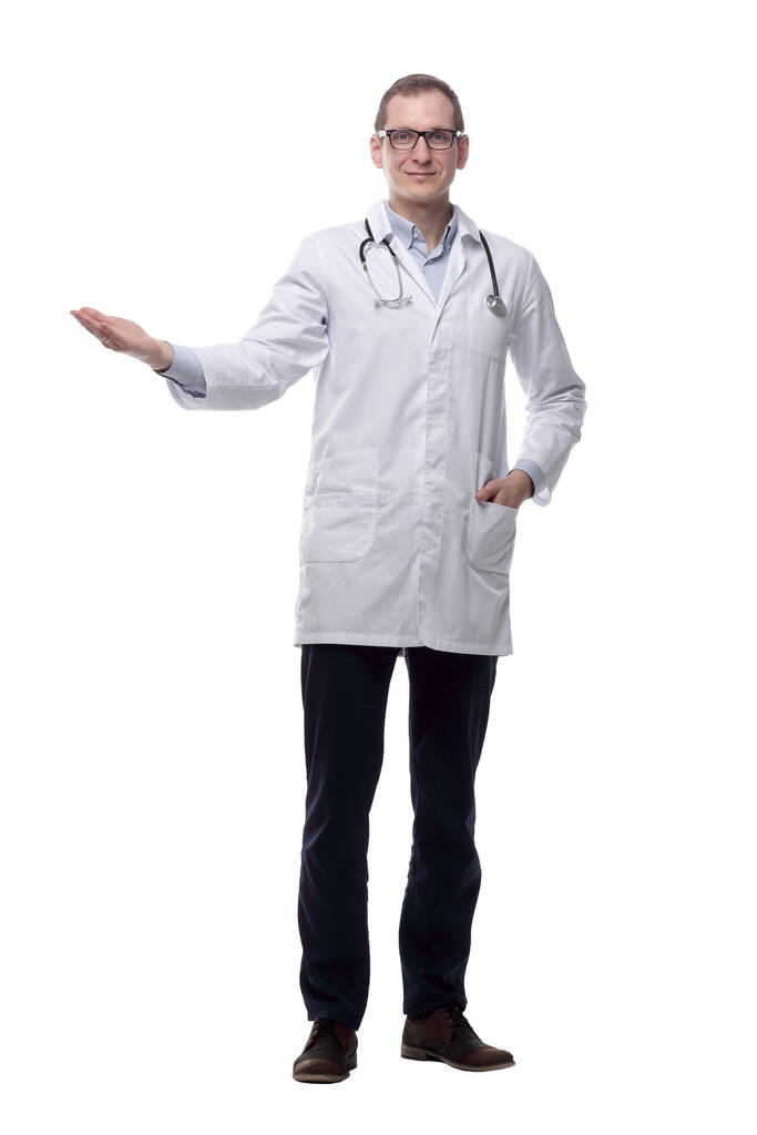 Ένας άντρας γιατρός με αυτοπεποίθηση να σε δείχνει. απομονωμένο σε λευκό - Φωτογραφία, εικόνα
