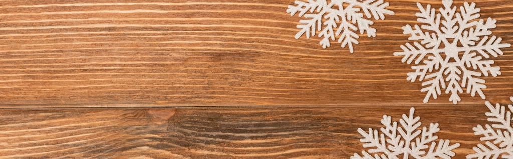 vista superior de flocos de neve de inverno no fundo de madeira, banner - Foto, Imagem