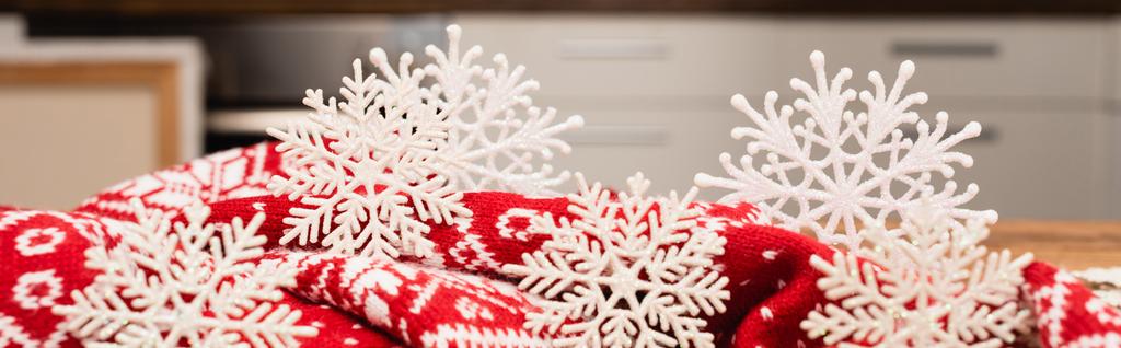 зимние снежинки и вязаный красный шарф, баннер - Фото, изображение