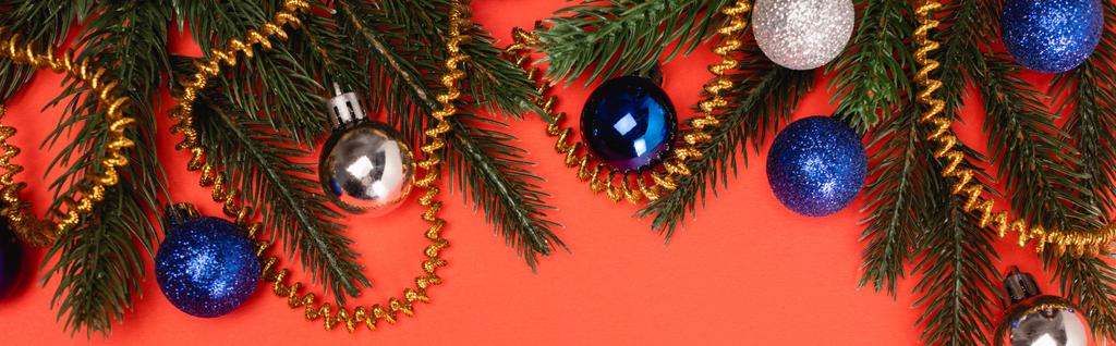 vrchní pohled na zdobené vánoční stromeček na červeném pozadí, banner - Fotografie, Obrázek
