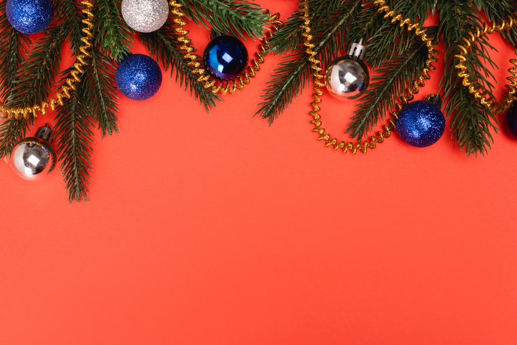vue de dessus du sapin de Noël décoré sur fond rouge - Photo, image