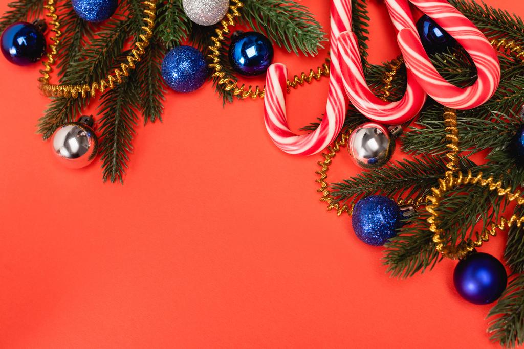 赤い背景に飾られたクリスマスツリーとキャンディ缶の上からの眺め  - 写真・画像