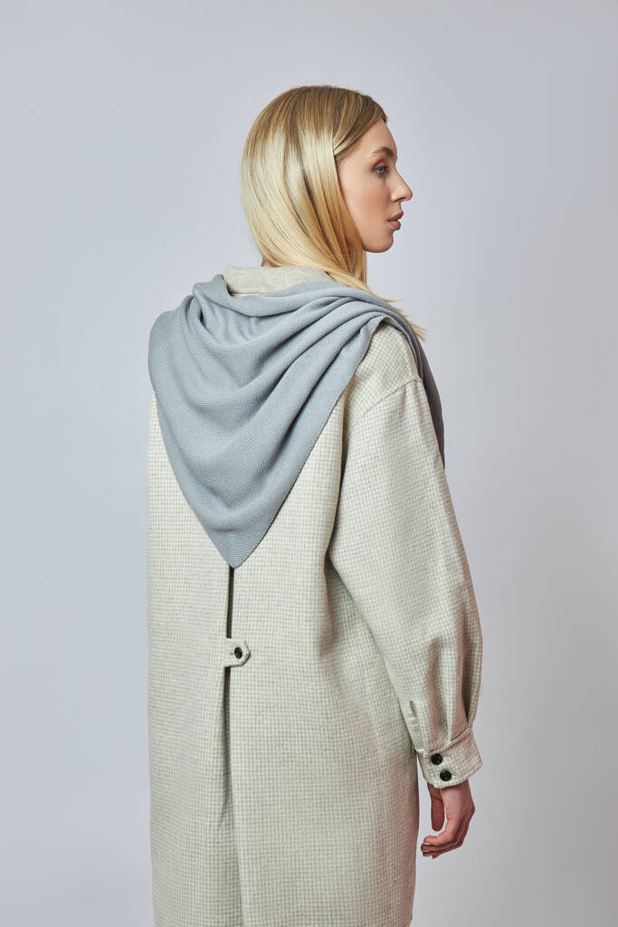 Красива жінка з зимовим шарфом навколо шиї і плечей. Одяг для холодної осінньої погоди
 - Фото, зображення