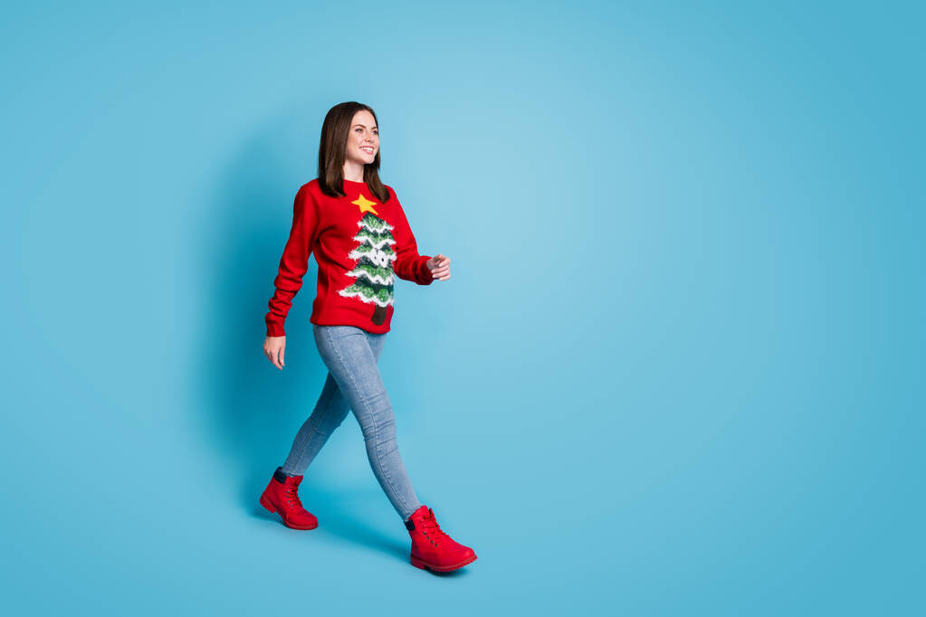 Teljes test fotó pozitív lány megy séta x-mas esemény copyspace kopás karácsonyfa dekoráció pulóver jumper csizma elszigetelt kék pasztell szín háttér - Fotó, kép