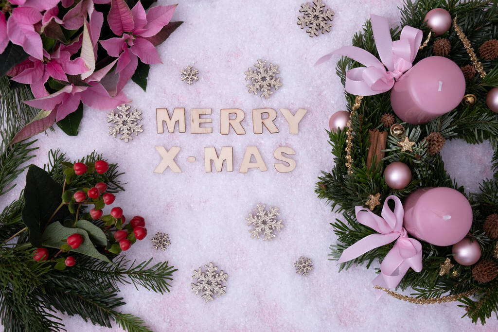 Adventskranz, Geschenk, Blumen und die Worte "Frohe Weihnachten" stehen im Schnee auf weißem Hintergrund - Foto, Bild