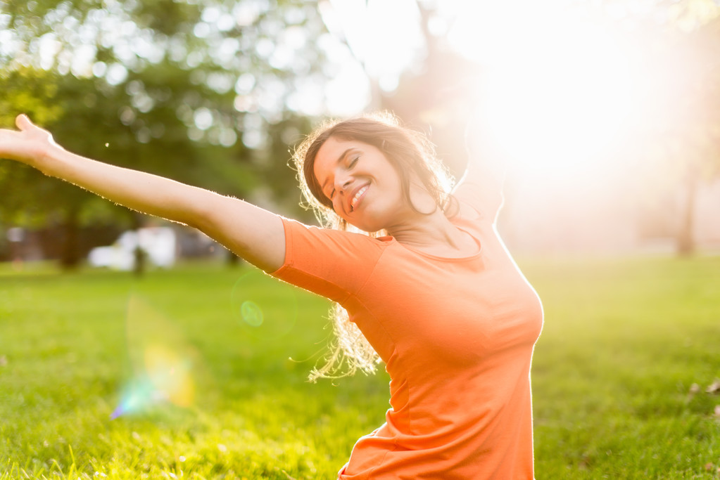 Mujer activa haciendo yoga posa en una llamarada de sol
 - Foto, imagen