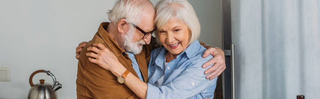веселая пожилая пара, обнимающая в помещении, баннер - Фото, изображение