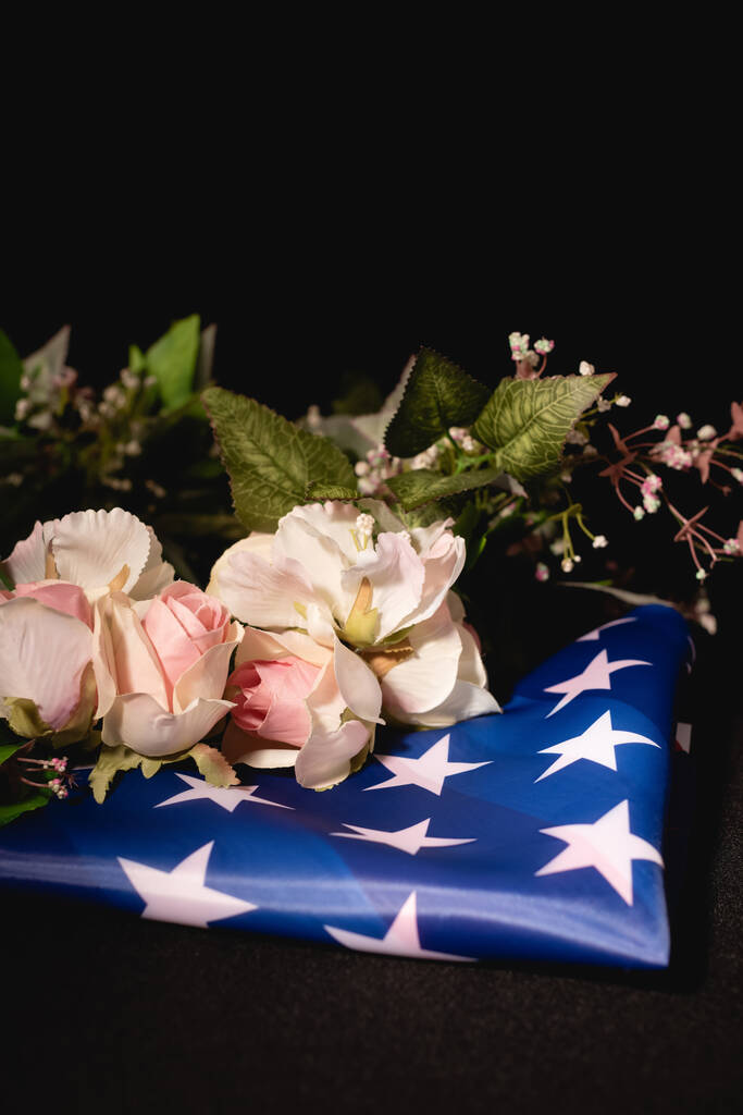ramo de rosas y bandera americana sobre fondo negro, concepto funerario - Foto, imagen