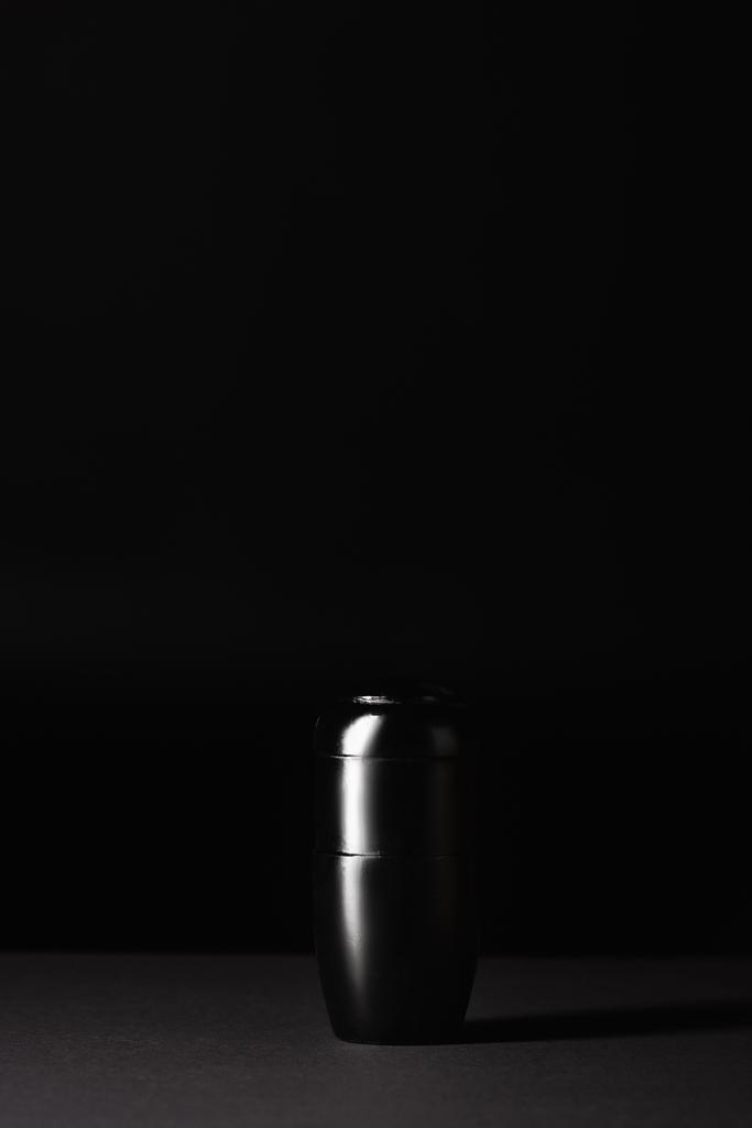 urna con cenere su sfondo nero, concetto funerario - Foto, immagini