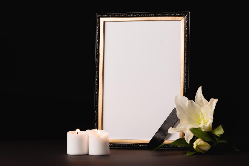 Lilie, Kerze und Spiegel mit Schleife auf schwarzem Hintergrund, Bestattungskonzept - Foto, Bild
