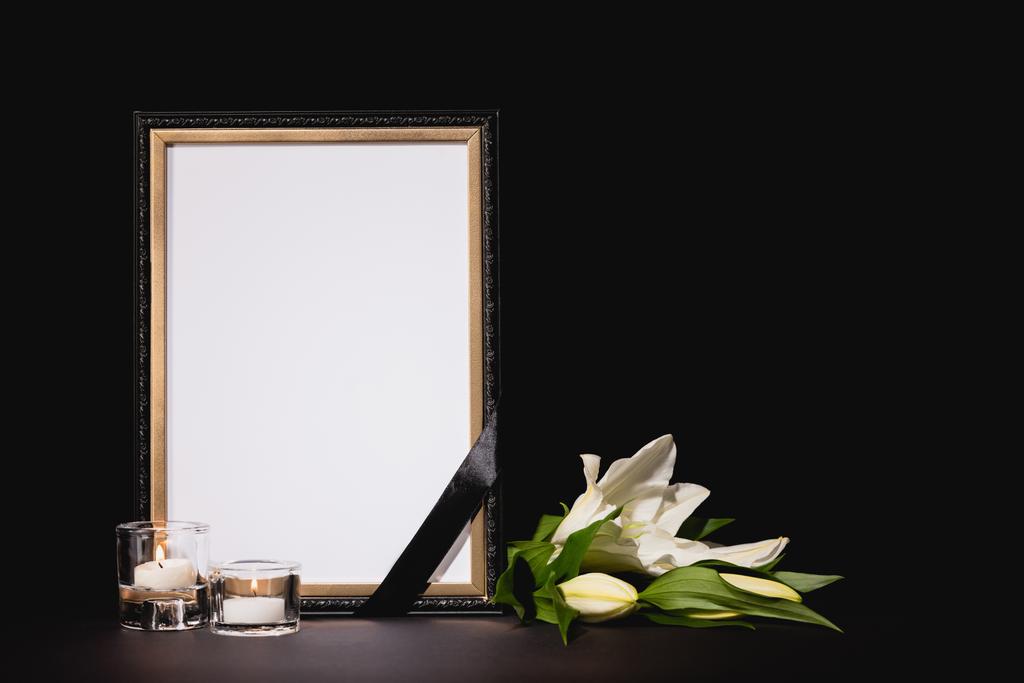 liliom, gyertyák és tükör szalaggal fekete háttér, temetési koncepció - Fotó, kép