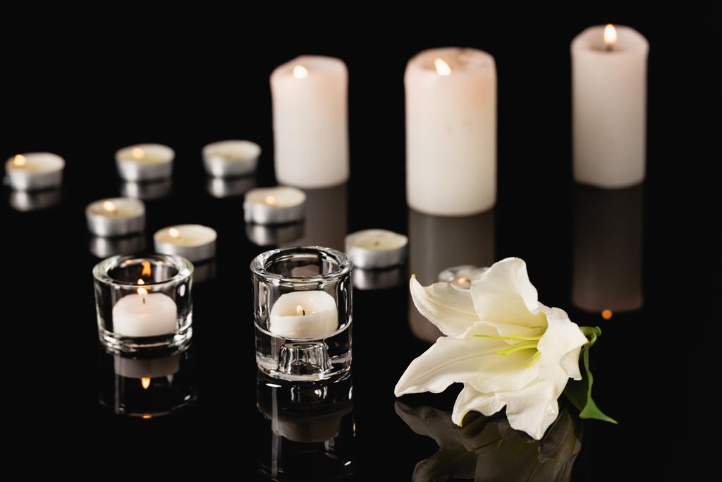 Лили, свечи на черном фоне, похоронная концепция - Фото, изображение