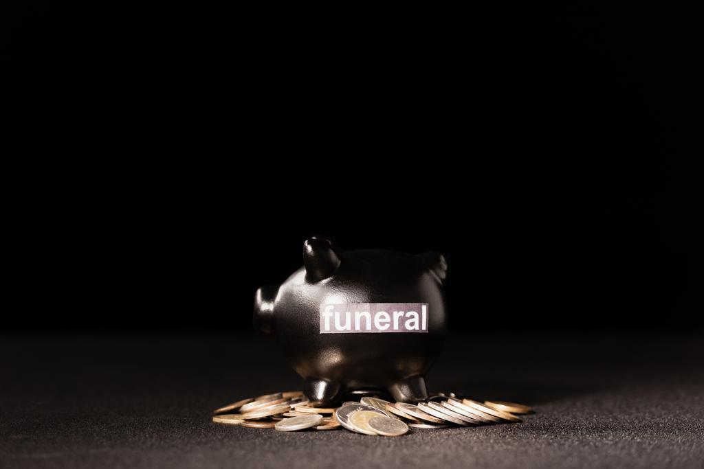 κουμπαράς με κέρματα σε μαύρο φόντο, έννοια κηδεία - Φωτογραφία, εικόνα