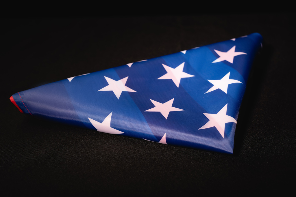 bandera americana sobre fondo negro, concepto funerario - Foto, imagen