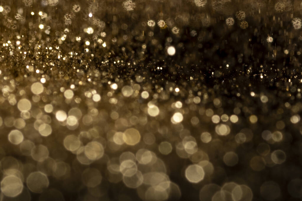 Блестящие золотые боке огни на черном фоне - Фото, изображение
