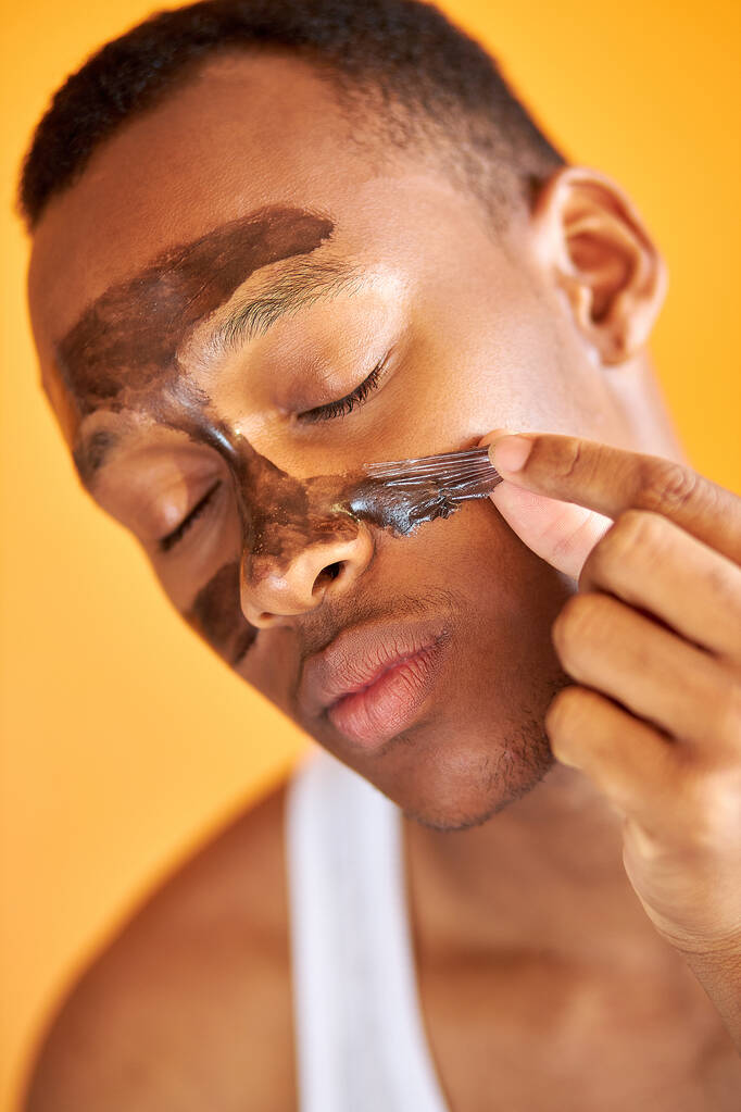hombre afroamericano guapo se quita la máscara facial negra - Foto, Imagen