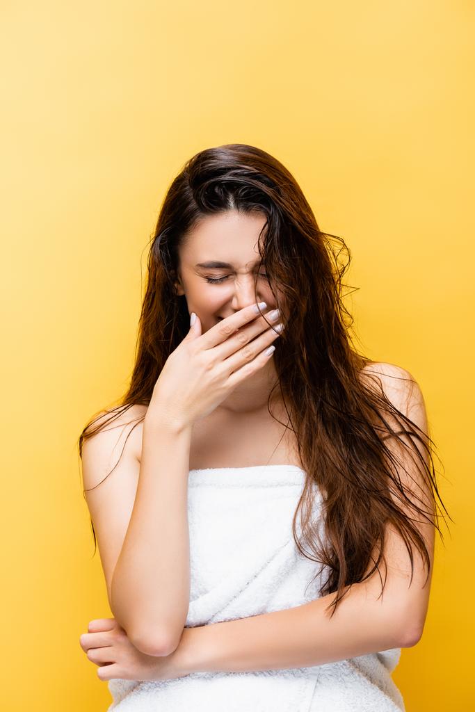 smějící se krásná žena s mokrými vlasy izolované na žluté - Fotografie, Obrázek