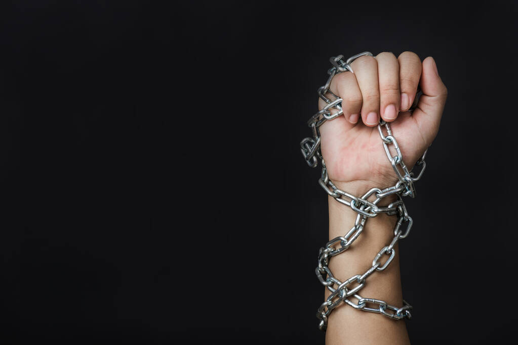 Γυναίκα αλυσοδεμένη στο χέρι σε μαύρο φόντο, εμπορία ανθρώπων και κακοποίηση, Παγκόσμια Ημέρα Ανθρωπίνων Δικαιωμάτων - Φωτογραφία, εικόνα