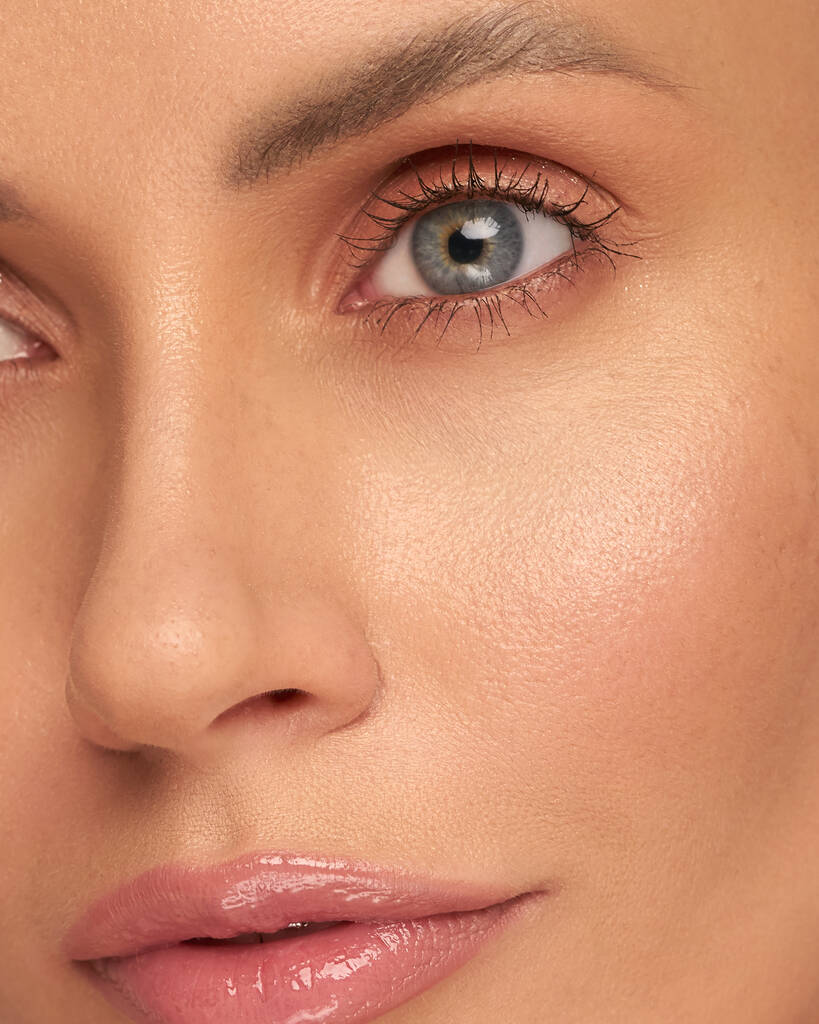 macro de primer plano de un hermoso ojo femenino con una forma de ceja perfecta. Piel limpia, maquillaje natural de moda. Buena visión - Foto, imagen
