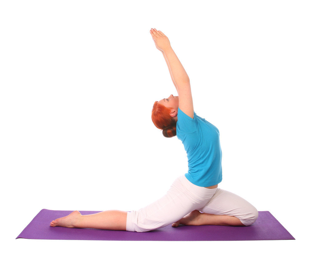 Yong Frau übt Yoga-Pose auf Matte - Foto, Bild