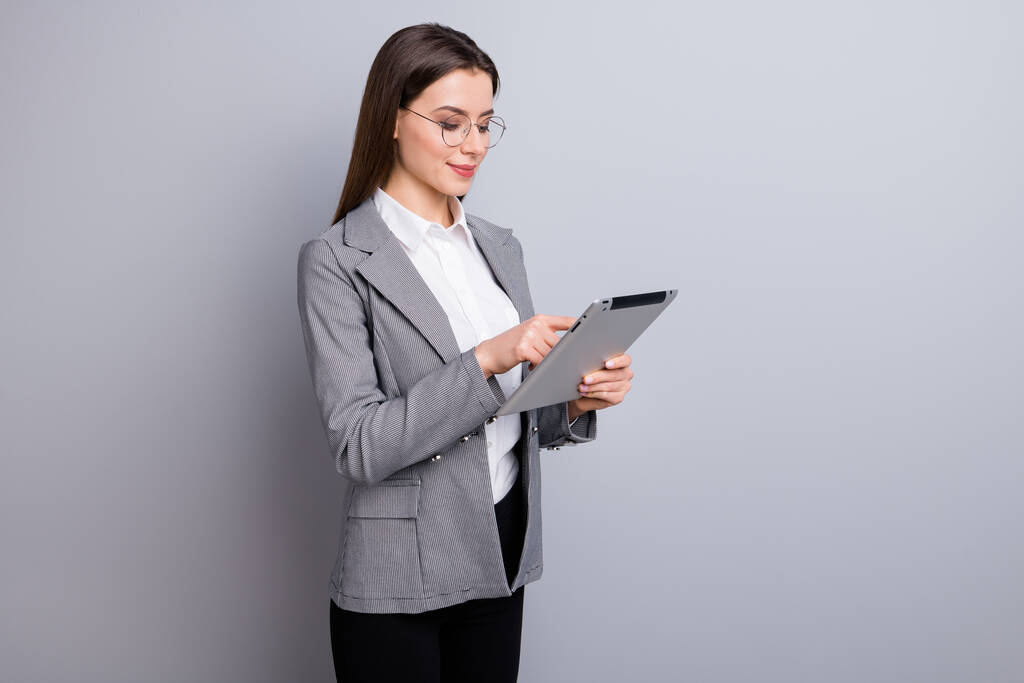 Фото привабливої бізнес-леді впевнений працівник використовує сучасні технології цифровий планшет робота віддаленого носити специфікації сорочки плетений блейзер ізольований сірий кольоровий фон
 - Фото, зображення