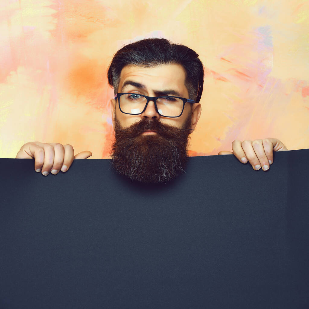Uomo barbuto, brutale hipster caucasico con i baffi negli occhiali - Foto, immagini