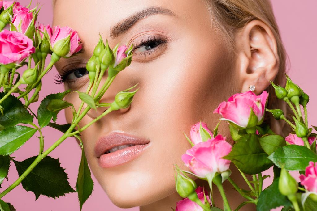 bella donna bionda in rosa fiori isolati su rosa - Foto, immagini