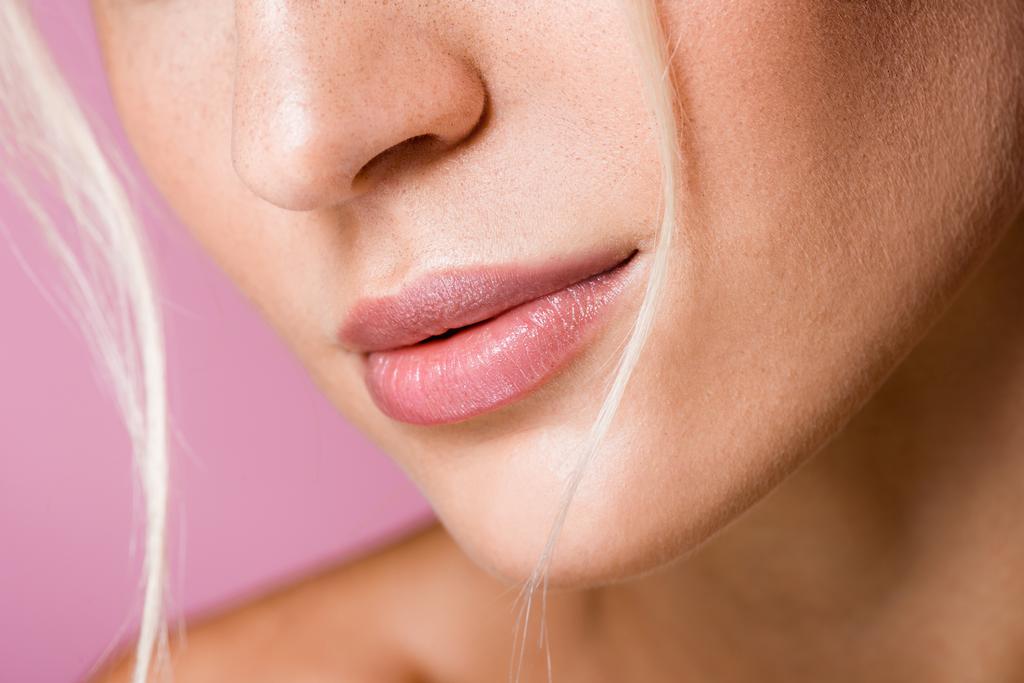 обрізаний вид жіночих губ ізольований на рожевому
 - Фото, зображення