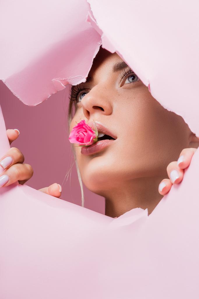 bela mulher loira com rosa no papel buraco rosa - Foto, Imagem