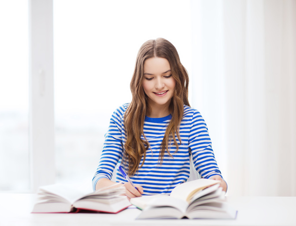 Heureuse étudiante souriante avec des livres
 - Photo, image