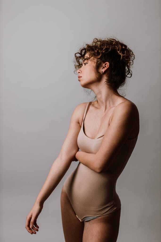 Belle fille posant en studio pour une séance photo de "positivité du corps" - Photo, image