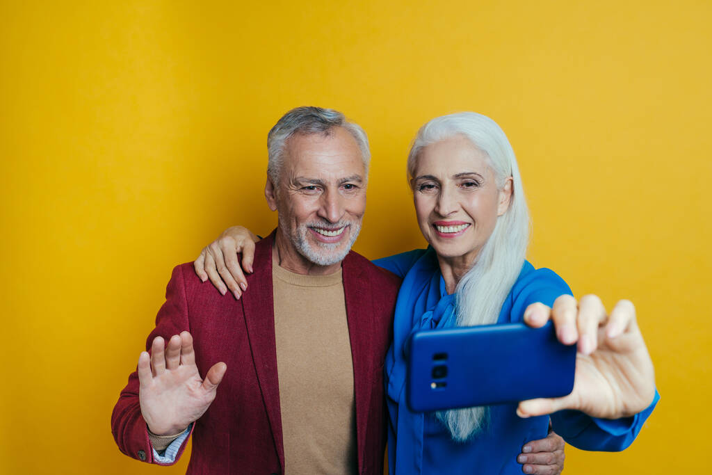 Heureux couple de personnes âgées posant dans un studio pour une séance photo. concept de style de vie et d'ancienneté - Photo, image
